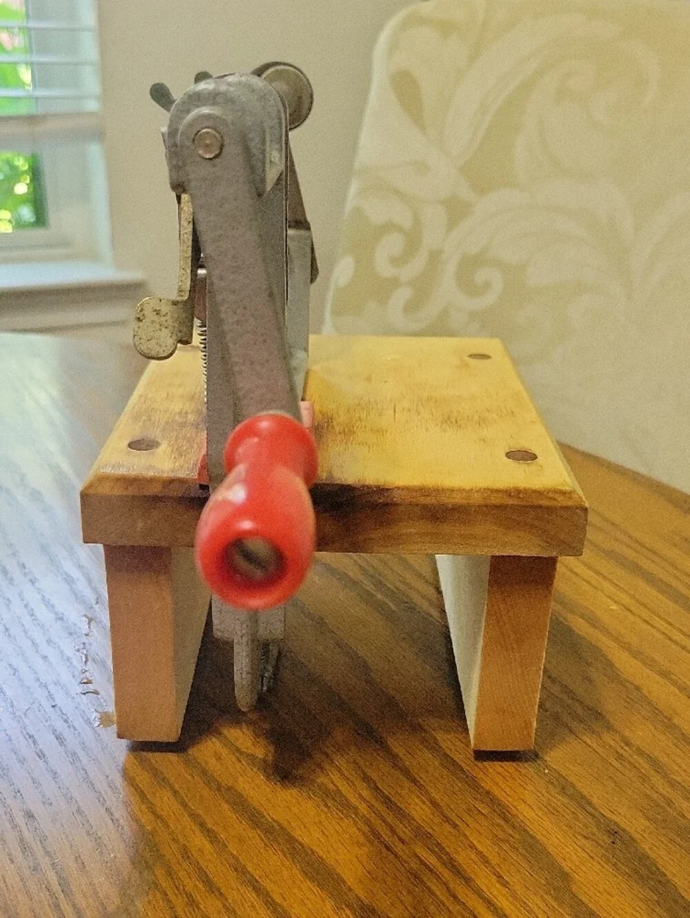 Pampered Chef Handheld Apple Peeler with Red Handle with Base